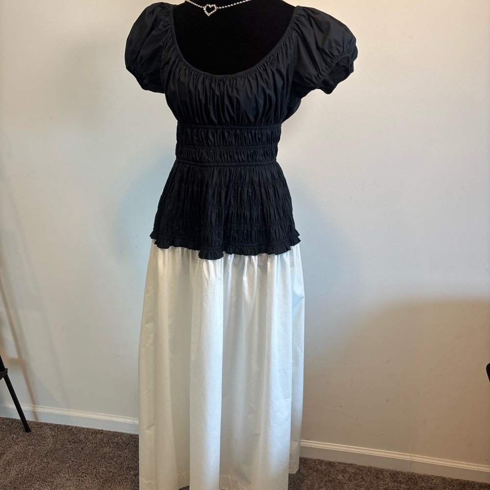 Dôen Dress Black and Salt Puff Sleeve Top